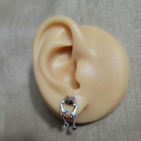 Adorable frog through ear illusion earrings - Picture 2 of 3